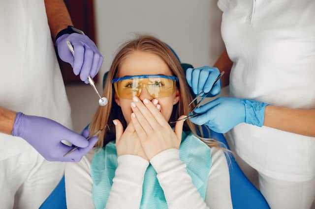 ילדה לקראת טיפול שיניים