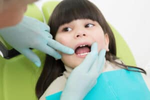 בדיקה לפני יישור שיניים לילדה